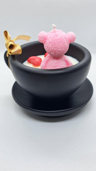 🕯️ Lumânarea „Teddy Love” — un gest mic cu un impact mare